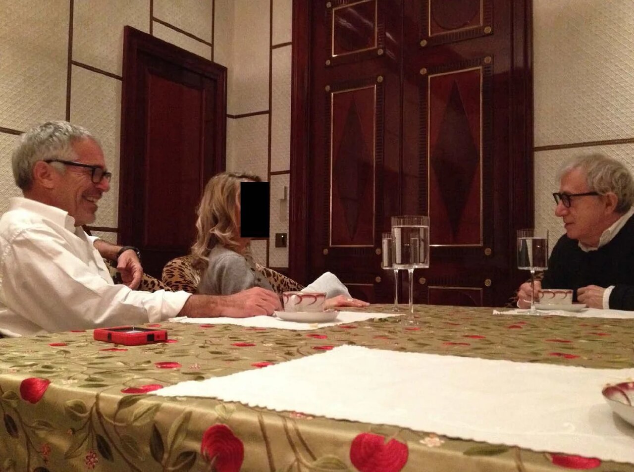 دموکرات‌ها عکس‌های جدیدی از ترامپ در املاک دلال جنسی منتشر کردند؛ از وودی آلن تا کلینتون و از بیل گیتس تا نوام چامسکی و بنن/ عکس