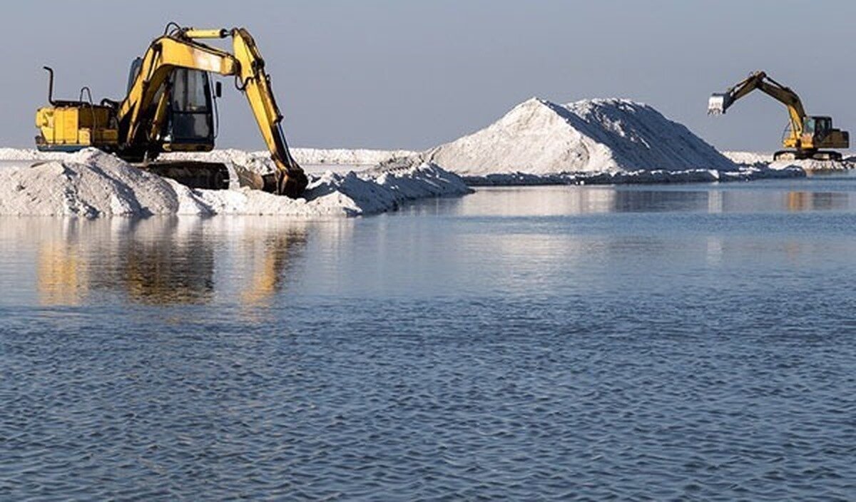 پمپاژ بی‌رویه؛ عامل اصلی مرگ دریاچه ارومیه/ تبدیل بخش‌های بزرگی از دریاچه به «انباشت نمکی»
