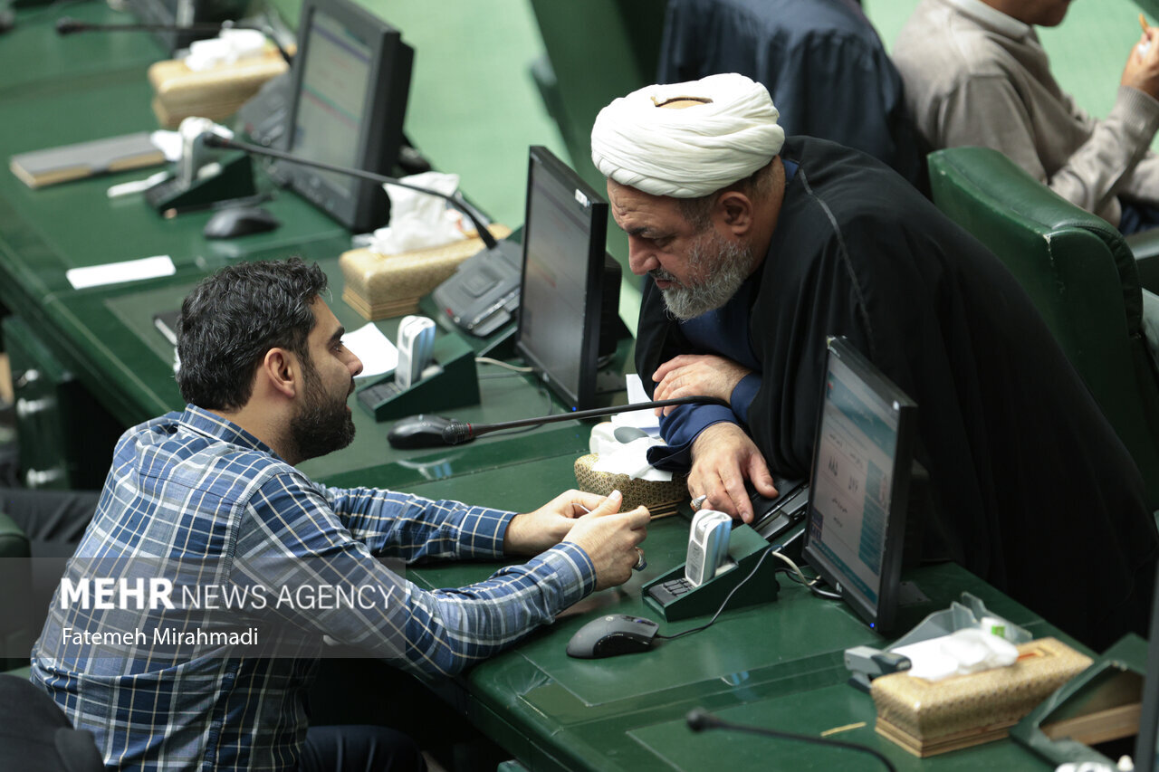 خوش و بش نمایندگان با پزشکیان/ خنده های ثابتی در کنار نبویان+تصاویر