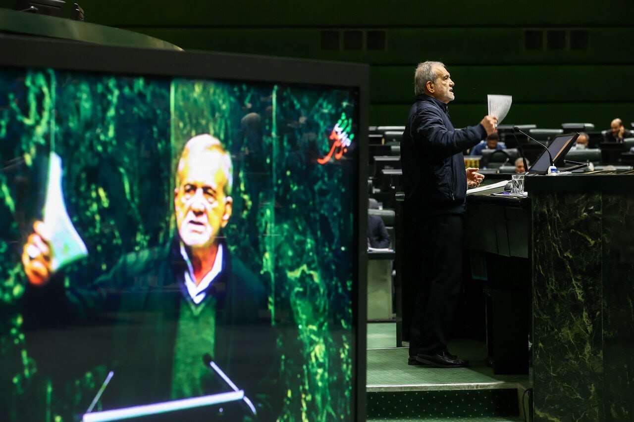 تصاویر دیدنی از جلسه امروز مجلس با حضور پزشکیان/ قالیباف باز هم استقبال رئیس جمهور نرفت! + عکس