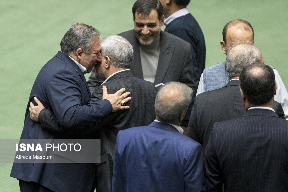 تصاویر دیدنی از جلسه امروز مجلس با حضور پزشکیان/ قالیباف باز هم استقبال رئیس جمهور نرفت! + عکس