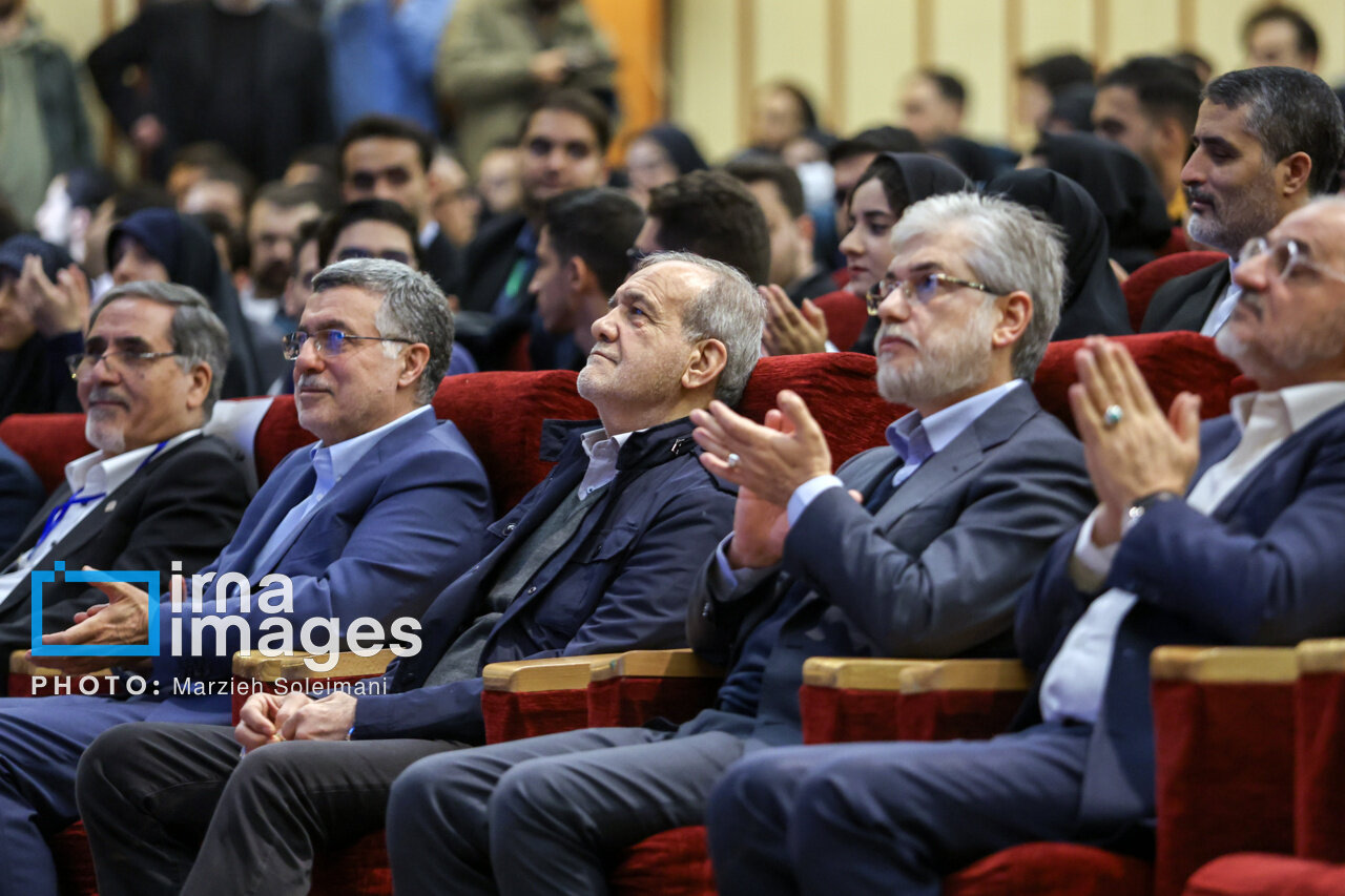 ژست خاص پزشکیان در مراسم روز دانشجو + عکس