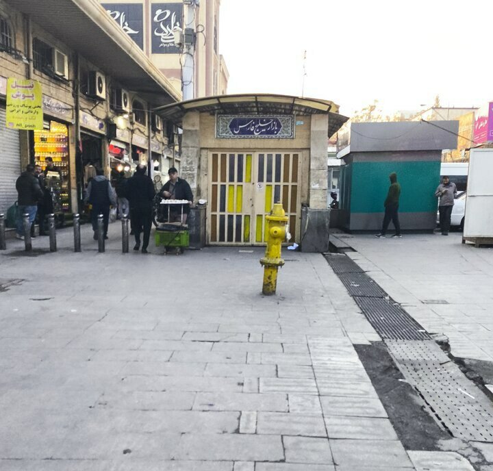 اوضاع و احوال بازارهای تهران به روایت ایسنا؛ فعالیت کسبه در خیابان جمهوری جریان داشت اما اکثر کسبه و مغازه های بازار بزرگ تهران بسته بودند + عکس