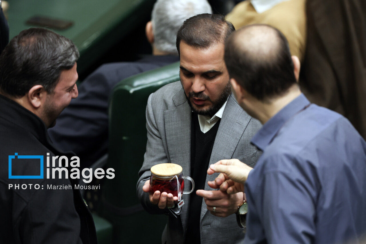 از خوردن نان و خرما در صحن تا دم کردن چای کیسه ای در بهارستان / عکس هایی از بوسه بر پیشانی قالیاف و حجاب متفاوت در صحن سبز