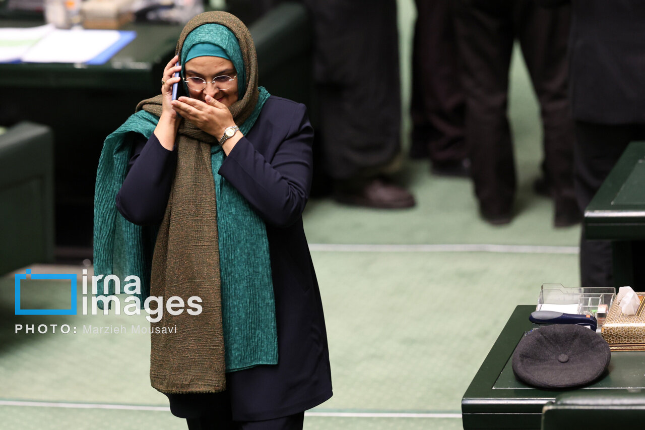 از خوردن نان و خرما در صحن تا دم کردن چای کیسه ای در بهارستان / عکس هایی از بوسه بر پیشانی قالیاف و حجاب متفاوت در صحن سبز