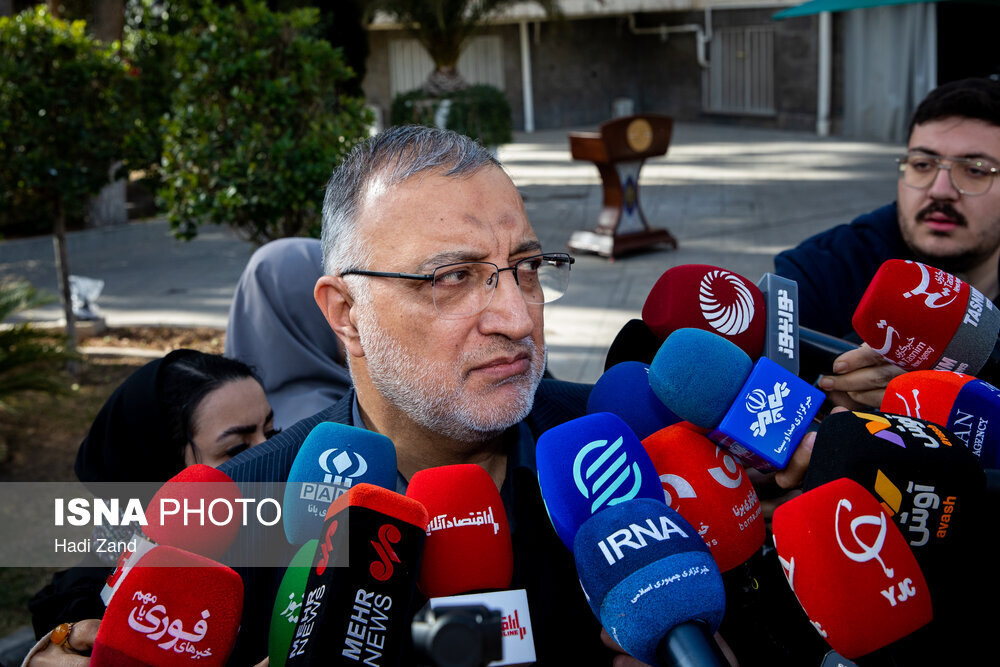 نگاه ویژه زاکانی در جمع خبرنگاران هیئت دولت + تصویر