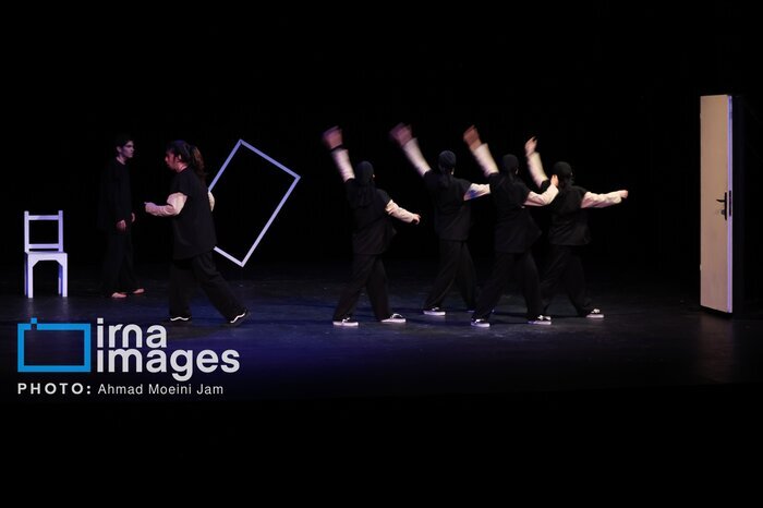 اجرای بدون دیالوگ «گُم» با «نسلِ سکوت»/ برف حریف نمایش‌های خیابانی نشد