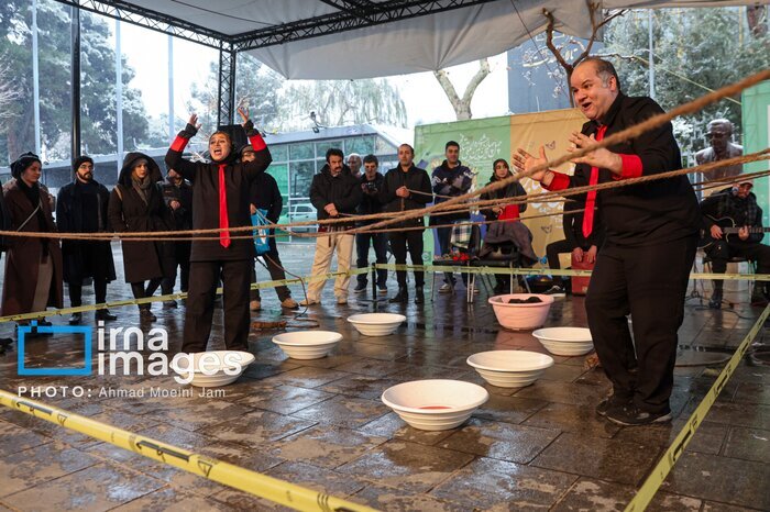 اجرای بدون دیالوگ «گُم» با «نسلِ سکوت»/ برف حریف نمایش‌های خیابانی نشد