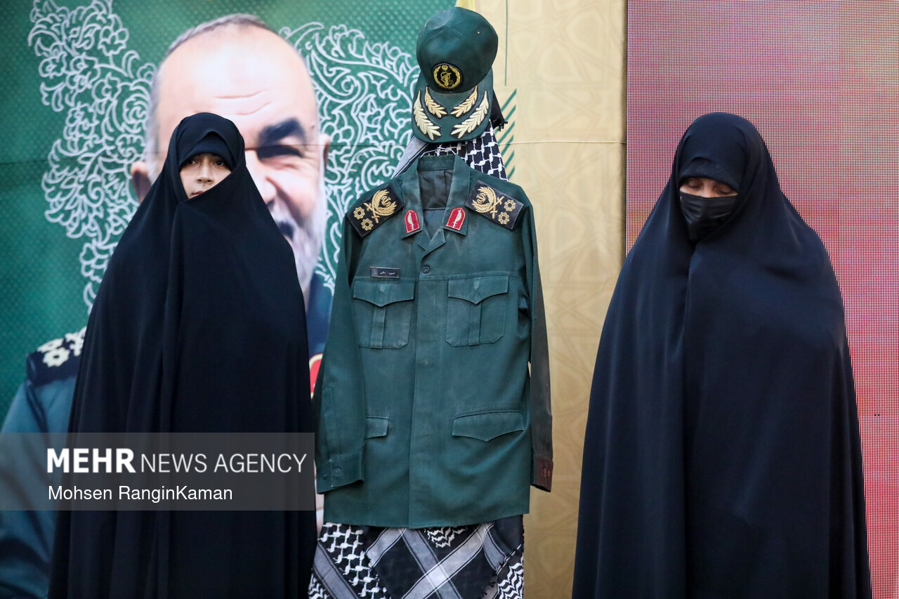 تصاویری از دختر شهید سلامی بر مزار پدرش/ سردار فدوی هم بود