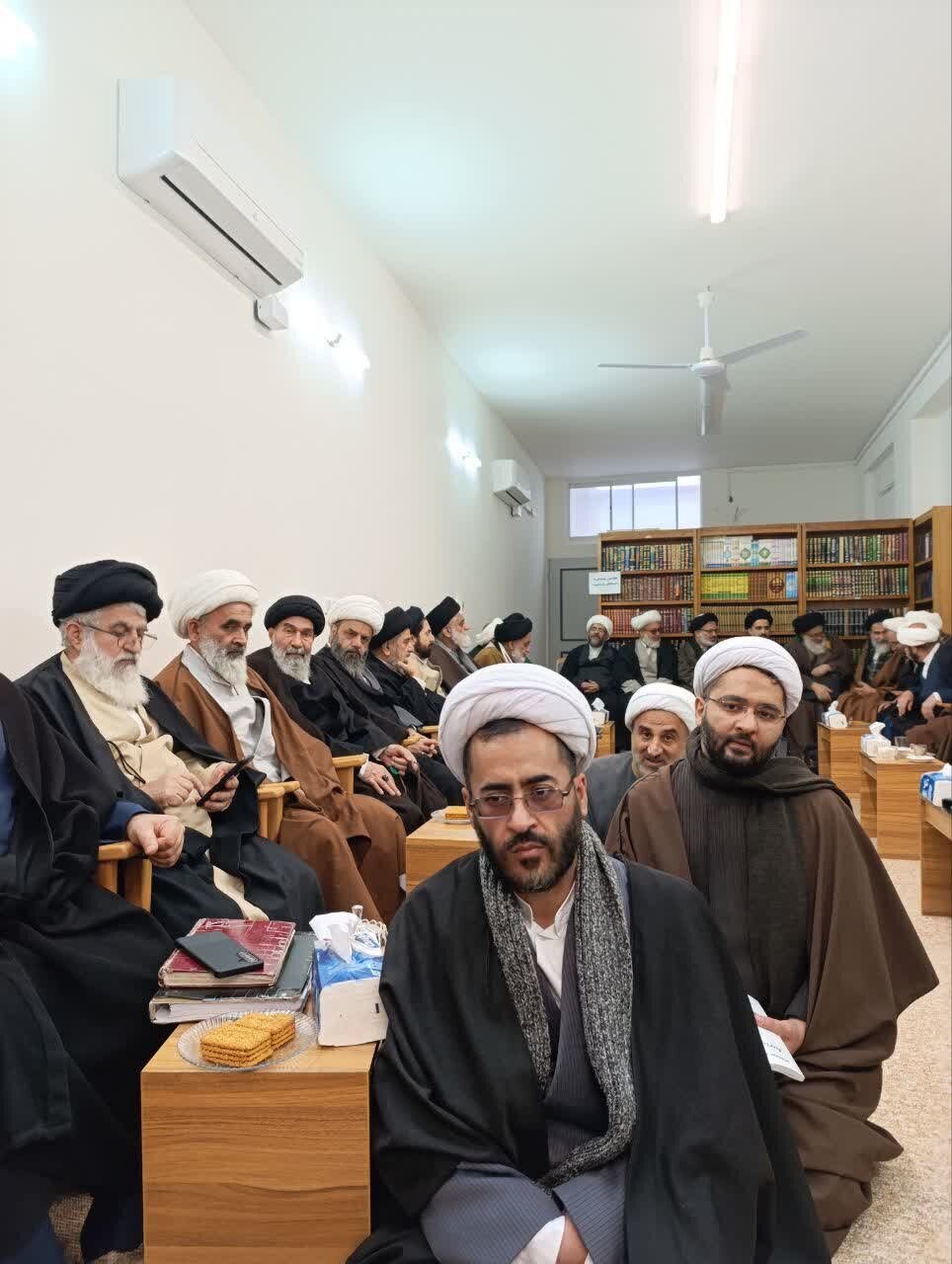 تصاویری از تجمع اساتید مدرسه مرحوم آیت الله گلپایگانی در حمایت از رهبر انقلاب/ جمهوری اسلامی در ۴۷ سال گذشته توطئه‌های فراوانی را پشت سر گذاشته است