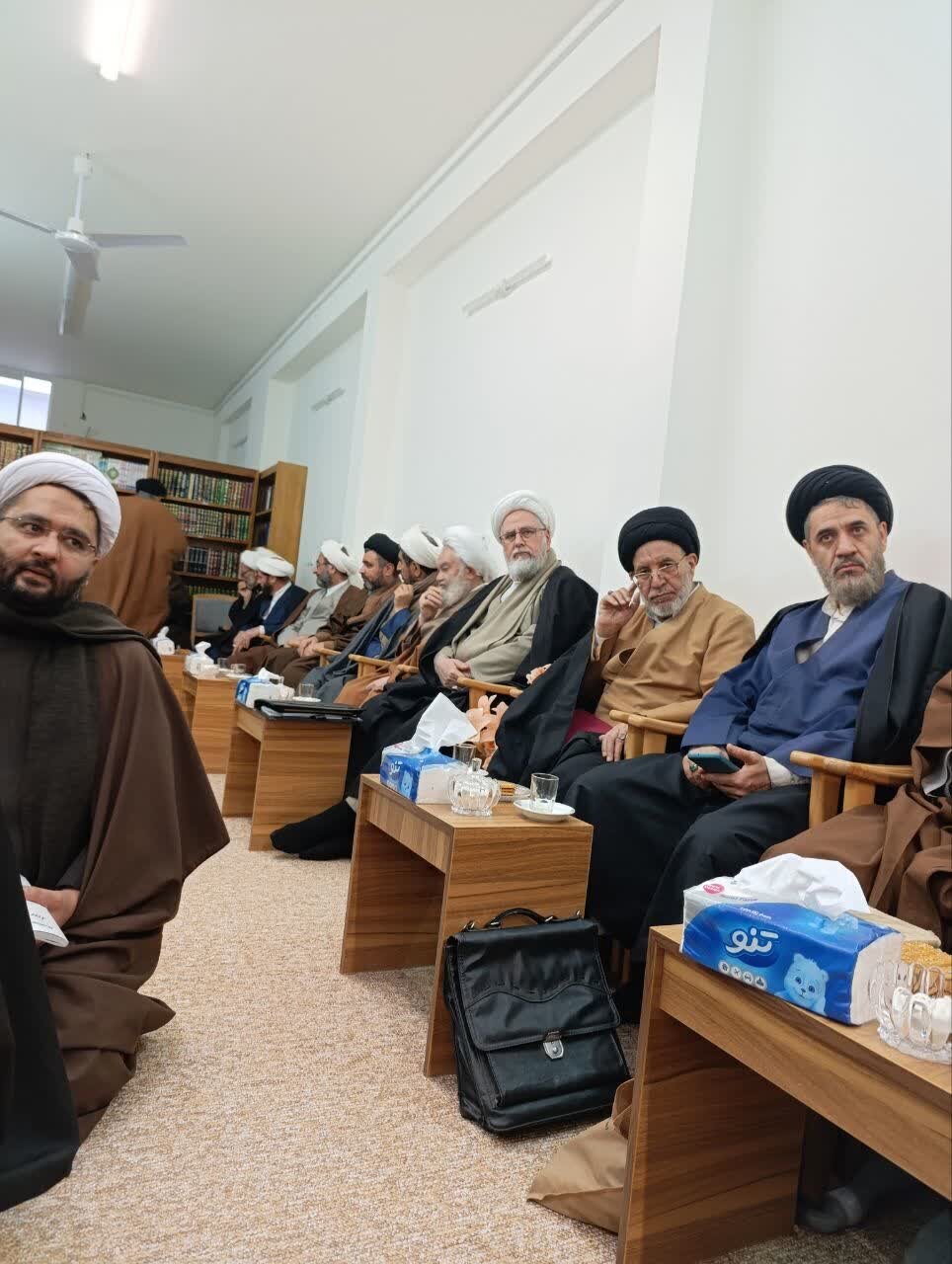 تصاویری از تجمع اساتید مدرسه مرحوم آیت الله گلپایگانی در حمایت از رهبر انقلاب/ جمهوری اسلامی در ۴۷ سال گذشته توطئه‌های فراوانی را پشت سر گذاشته است