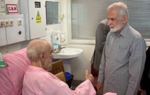 عیادت کمال خرازی از سیدمحمد خاتمی/ دیدار وزیر دولت اصلاحات با رییس دولت اصلاحات + عکس