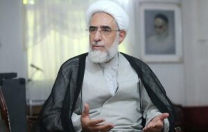 انتقاد منتجب‌نیا از دولت پزشکیان: تقسیم‌بندی مردم و ناکارآمدی اقتصاد، کشور را به سقوط می‌کشاند