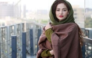 بازیگر سریال «خاتون» در محاصره خرچنگ‌ها/ عکس