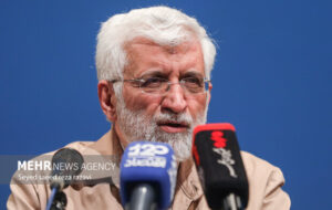 تصاویری از سعید جلیلی در حرم حضرت علی(ع)/ سلفی با رئیس دولت سایه