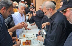 تصاویری جالب از پذیرایی علی لاریجانی از زائران در موکبی در کربلا