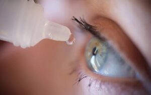 تأییدیه FDA برای VIZZ: درمان پیرچشمی با قطره چشمی بدون عینک تا 10 ساعت