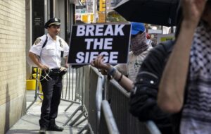 رسوایی مصر در نیویورک؛ضرب و شتم یک کودک و نوجوان آمریکایی در حمایت از غزه با حمایت پلیس تا حد مرگ/عکس