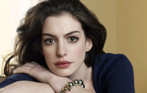 سقوط بازیگر زن معروف از پله‌ها هنگام ضبط فیلم/ عکس