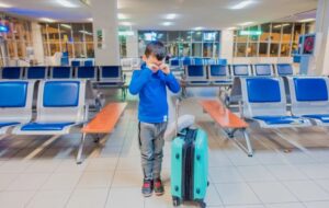 والدینی برای از دست ندادن پروازشان، پسربچه‌ ۱۰ ساله خود را در فرودگاه رها کردند