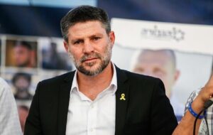 وزیر دارایی رژیم صهیونیستی: ساکنان غزه را یا با گلوله یا با گرسنگی خواهیم کشت وزیر دارایی رژیم صهیونیستی: ساکنان غزه را یا با گلوله یا با گرسنگی خواهیم کشت