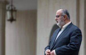 واکنش تند آشنا به حذف صفر از پول ملی/ این صفرها که حذف کردبد سفره مردم بود نه اسکناس‌ها