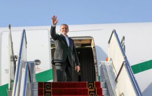 پزشکیان پای پله‌های هواپیما به معاون خود چه گفت؟