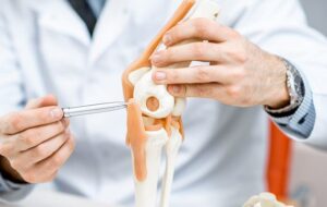 پوکی استخوان از چه سنی آغاز می‌شود و چگونه می‌توان از آن پیشگیری کرد؟