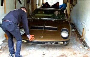 لامبورگینی میورا: ابرخودرویی که ۴۰ سال در اتاق نشیمن پنهان بود / عکس