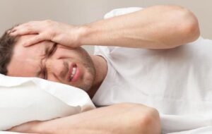چرا با سردرد از خواب بیدار می‌شویم؟
