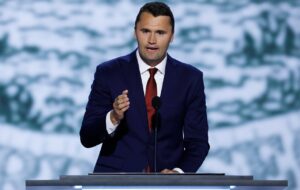 جایزه ۱۰۰ هزار دلاری آمریکا برای اطلاعات در رابطه قاتل چارلی کرک