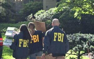 اف‌بی‌آی اسناد بولتون را در خانه‌اش ضبط کرد؛ از وسایل الکترونیک تا اسنادی با عنوان «ترامپ ۱ تا ۴»