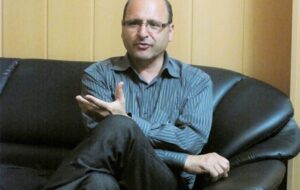 بخشایش اردستانی: اثر یک شانه تخم مرغ ۵۰۰ هزار تومانی بیشتر از سخنرانی‌های دشمنان است/ دولت را فساد و رشوه گرفته/ اسرائیل به عده زیادی پول داده است