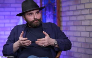 ببینید| اکتای براهنی: نباید به نسخه‌های سریع و مخربی مثل جنگ و بمباران دل بست