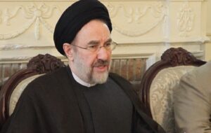 تصاویری از قرائت نماز میت توسط سید محمد خاتمی در مراسم تشییع پیکر مرحوم جماعتی تصاویری از قرائت نماز میت توسط سید محمد خاتمی در مراسم تشییع پیکر مرحوم جماعتی