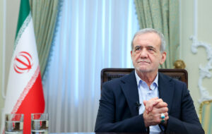 تصاویری از پزشکیان و رقیب انتخاباتی‌اش در لباسی متفاوت