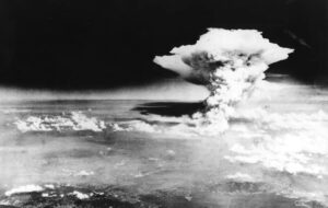 تنها تصاویر موجود از لحظه انفجار بمب اتمی و ویرانی گسترده حاصل از آن تنها تصاویر موجود از لحظه انفجار بمب اتمی و ویرانی گسترده حاصل از آن