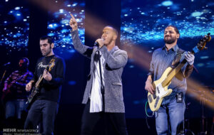 حاضرید نام خواننده محبوب‌تان را پشت لب‌تان تتو کنید؟!