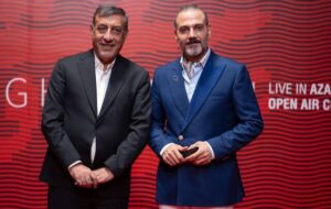 حضور معاون اجرایی پزشکیان در کنسرت علیرضا قربانی: باید زمینه اجرا برای همه هنرمندان فراهم شود حضور معاون اجرایی پزشکیان در کنسرت علیرضا قربانی: باید زمینه اجرا برای همه هنرمندان فراهم شود