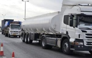 خارج شدن تریلر حامل بنزین از مسیر در این بزرگراه