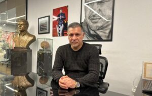 عکس | علی دایی در جماران؛ ملاقات شهریار با نوه امام (ره)