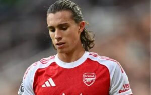 عکس| مُچ‌گیری داور مانع حوله دزدی ستاره آرسنال