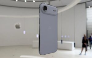 قیمت‌ آیفون ۱۷ معادل چند ماه حقوق کارمند ایرانی است؟/ مدت زمان لازم برای خرید آیفون ۱۷ در کشورهای مختلف + عکس