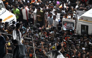 مرگ عجیب ۳۶ نفر در یک تجمع انتخاباتی مرگ عجیب ۳۶ نفر در یک تجمع انتخاباتی