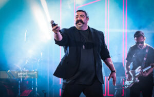 مطالبه‌ی برخی خارج‌نشینان از داخل: مبارز تمام وقت باشید!/ استقبال تناقض‌آمیز شش هزار نفری لس‌آنجلسی‌ها از کنسرت بهنام بانی