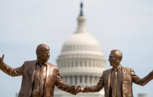 نصب مجسمه‌ ترامپ و یک مجرم جنسی در مقابل کنگره آمریکا! / عکس