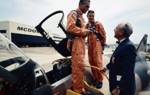 وقتی محمدرضا پهلوی «گربه» را به «عقاب» ترجیح داد / بازخوانی بزرگترین «لابی» نظامی تاریخ در باره دو هواپیمای امریکایی وقتی محمدرضا پهلوی «گربه» را به «عقاب» ترجیح داد / بازخوانی بزرگترین «لابی» نظامی تاریخ در باره دو هواپیمای امریکایی