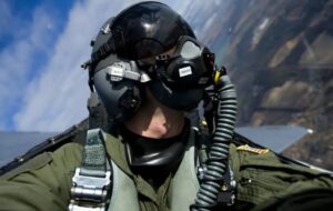 چرا خلبان جنگنده حین پرواز ماسکش را برنمی‌دارد؟