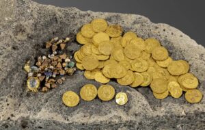 کشف گنج ۱۴۰۰ ساله در نزدیکی دریاچه با دستگاه فلزیاب!