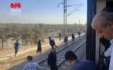 اختلال در مترو؛ مردم از قطار پیاده شدند و روی ریل به مسیرشان ادامه دادند/ عکس